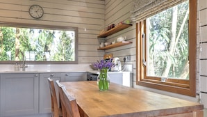 Dining - 2 bedroom accommodation in Ringwood (Ringwood)