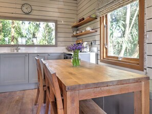 Dining - 2 bedroom accommodation in Ringwood (Ringwood)