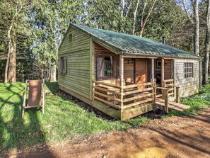 Exterior | Oak Cabin - Midgham Farm, Ringwood - 2 bedroom accommodation in Ringwood (Ringwood)