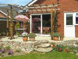 Outdoor dining - 1 bedroom accommodation in Weybourne (Weybourne)