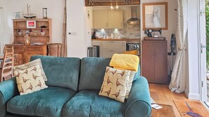 TV - 1 bedroom accommodation in Aldeby (Aldeby)