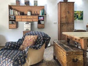 TV, fireplace - The Love Nest - UK51593 (Grantham)