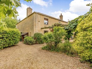 Exterior - 4 bedroom accommodation in Stamford, Lincolnshire (Grantham)