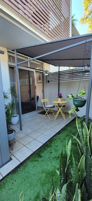 Outdoor dining - A perfect place to hide away with river side charm (Balmoral)