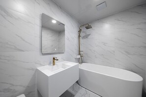 Superior Twin Room | Bathroom | Free toiletries, hair dryer, towels, soap - Luem Hotel Ansan (Ansan)