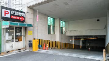 Entrada a un garaje con un cartel que indica la disponibilidad de estacionamiento.