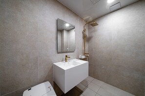 Deluxe Room | Bathroom | Free toiletries, hair dryer, towels, soap - Luem Hotel Ansan (Ansan)