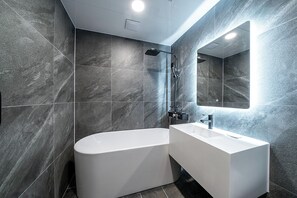 Premium Room | Bathroom | Free toiletries, hair dryer, towels, soap - Luem Hotel Ansan (Ansan)