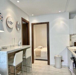 A modern bathroom with a shower, toilet, and sink. - Hirondelle de Sidi Bou Saïd-Appartement Terrasse (Sidi bou said)