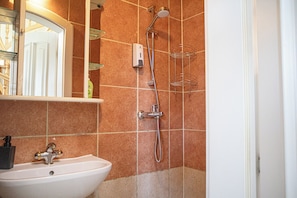 Shared bathroom - Cozy Room With Shared Garden Access (Vienna)