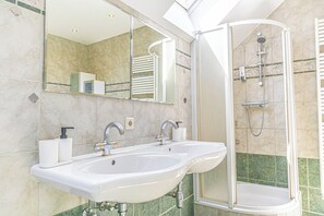 Shared bathroom - Cozy Room With Shared Garden Access (Vienna)
