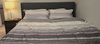 Standard-Schlafzimmer mit King-Size-Bett