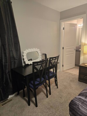 Interior - Standard bedroom with King size bed (Lethbridge)