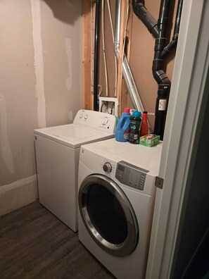 Interior - Standard bedroom with King size bed (Lethbridge)