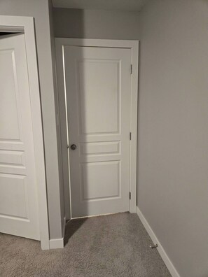 Interior - Standard bedroom with King size bed (Lethbridge)