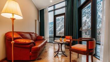 Suíte júnior, sacada, vista para a cidade | Área de estar