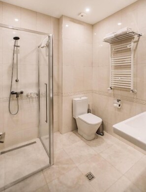 Triple Room, City View | Bathroom