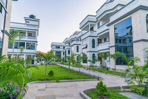 Exterior - Luxurious 3-Bedroom Villa with Ocean Views in Diani Beach (Diani Beach)