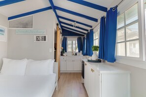 1 bedroom, free WiFi, bed sheets - Walk to Beach + Breezy Coastal 1BR | Shared Patio + Dining | Ormond Court Unit 3 (San Diego)