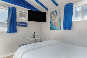 1 bedroom, free WiFi, bed sheets - Walk to Beach + Breezy Coastal 1BR | Shared Patio + Dining | Ormond Court Unit 3 (San Diego)