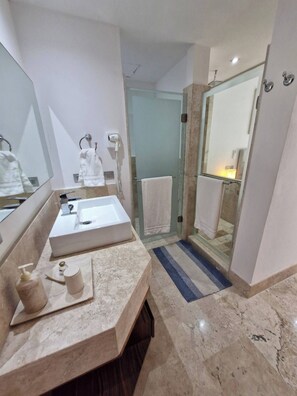 Dusche, Haartrockner, Handtücher