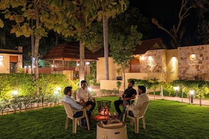 Outdoor dining - ELIVAAS Tiger Cave Suite with Pvt Pool (Sawai Madhopur)