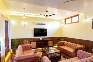 Living area - ELIVAAS Tiger Cave Suite with Pvt Pool  (Sawai Madhopur)
