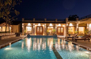 Una piscina al aire libre
