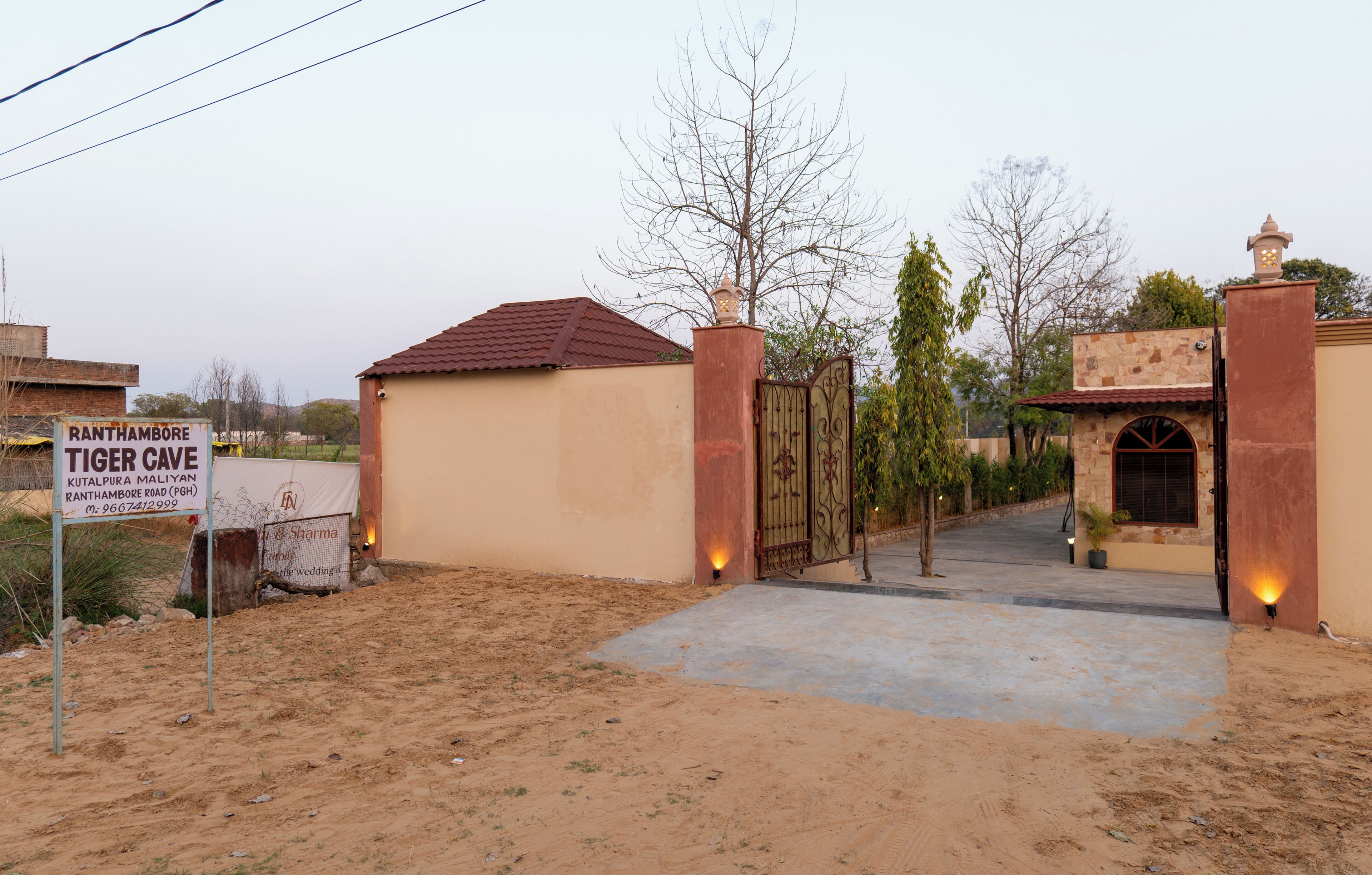 Una entrada cerrada con un letrero que dice 'Ranthambore Tiger Cave'.