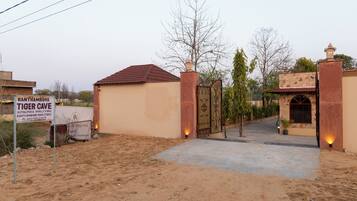 Una entrada cerrada con un letrero que dice 'Ranthambore Tiger Cave'.