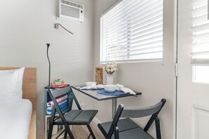 1 bedroom, free WiFi, bed sheets - Walk to Sand • Shared Patio + BBQ + Beachside Retreat | Ormond Court Unit 2 (San Diego)