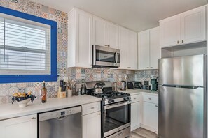 Fridge, microwave, oven, stovetop - Steps to Beach | Coastal 3-Units Compound + Patio | Ormond Court Collection (San Diego)