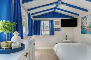 Free WiFi, bed sheets, wheelchair access - Steps to Beach | Coastal 3-Units Compound + Patio | Ormond Court Collection (San Diego)