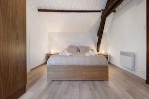 1 bedroom, iron/ironing board, bed sheets - Nature Escape in Cladech – Charming House with Private Garden (Cladech)