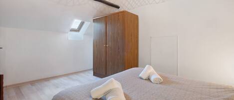 1 chambre, fer et planche Ă repasser, literie fournie