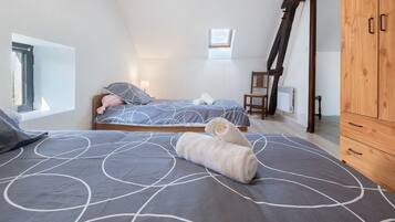 1 slaapkamer, een strijkplank/strijkijzer, beddengoed