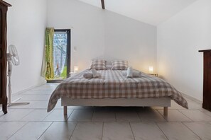 1 habitación, tabla de planchar con plancha y ropa de cama 