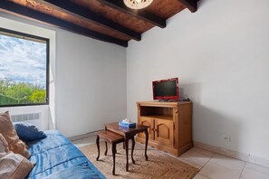 TV - Nature Escape in Cladech – Charming House with Private Garden (Cladech)