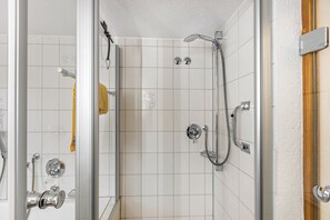 Dusche, Haartrockner, Handtücher