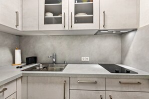 Fridge, microwave, stovetop, coffee/tea maker - Wintergarten Apartment with 3WeltenCard, Conservatory, Lawn & Wi-Fi near Solemar (Bad Dürrheim)