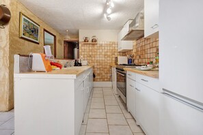 Een koelkast, een microgolfoven, een oven, een kookplaat