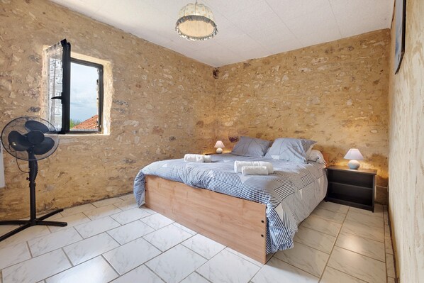 1 chambre, fer et planche Ă repasser, draps fournis