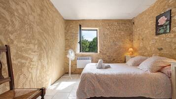 1 chambre, fer et planche Ă repasser, draps fournis