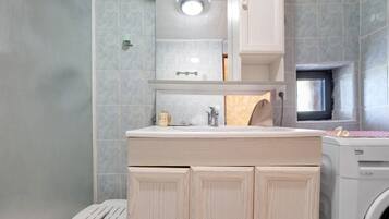 Een douche, een haardroger, handdoeken