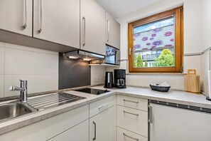 Fridge, microwave, stovetop, coffee/tea maker - Sunny Balcony Apartment with 2 Balconies, Lawn, 3Welten Card & Wi-Fi near Solemar (Bad Dürrheim)