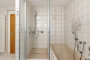 Shower, hair dryer, towels - Sunny Balcony Apartment with 2 Balconies, Lawn, 3Welten Card & Wi-Fi near Solemar (Bad Dürrheim)