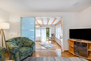 TV - Sunny Balcony Apartment with 2 Balconies, Lawn, 3Welten Card & Wi-Fi near Solemar (Bad Dürrheim)
