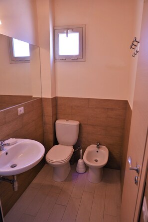 Douche, sèche-cheveux, bidet, serviettes fournies