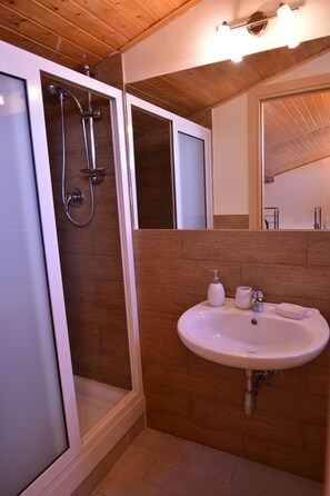 Douche, sèche-cheveux, bidet, serviettes fournies