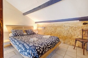 8 dormitorios, tabla de planchar con plancha, ropa de cama